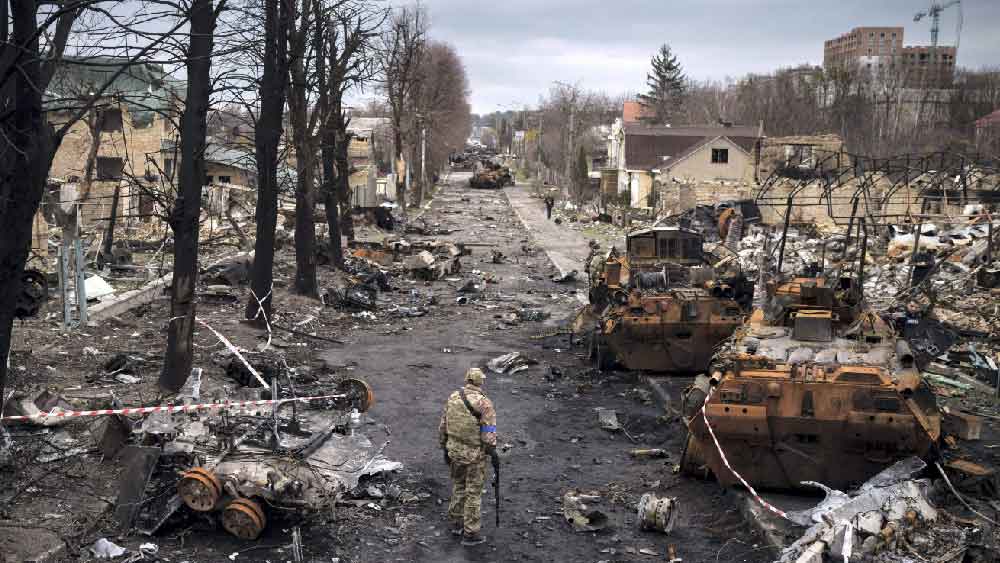 ইউক্রেনে রুশ ট্যাঙ্কের ধারাবাহিক ‘জ্যাক ইন দ্য বক্স এফেক্ট’ আদতে নকশার ত্রুটি বলে মনে করছেন প্রতিরক্ষা বিশেষজ্ঞদের একাংশ। তাঁদের মতে, ট্যাঙ্কের অন্দরে এতগুলি গোলা রাখার ব্যবস্থা নিরাপদ নয়। ট্যাঙ্কে আঘাত লাগার মুহূর্তের মধ্যে বেরিয়ে না এলে চালক, পর্যবেক্ষক এবং গোলন্দাজের মৃত্যু অবধারিত।