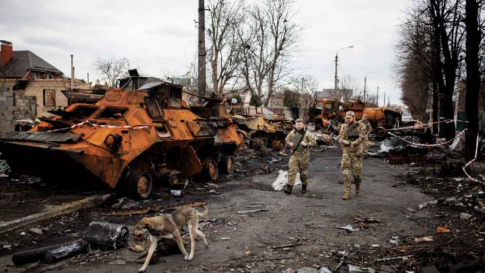 রুশ বিএমবি-৪ বা বিএমপি-২ ‘ইনফ্যান্ট্রি কমব্যাট ভেহিকল‌্’গুলির অবস্থা আরও ভয়াবহ বলে মনে করেন তাঁরা। যুদ্ধক্ষেত্রে সেনা বহনকারী এই যানগুলি মর্টার বা রকেট প্রফেল্ড গানের আঘাত হজম করতেও পুরোপুরি সক্ষম নয়। ইউক্রেন যুদ্ধে এগুলি কার্যত রুশ সেনার ‘মোবাইল কফিন’ হয়ে দাঁড়িয়েছে।