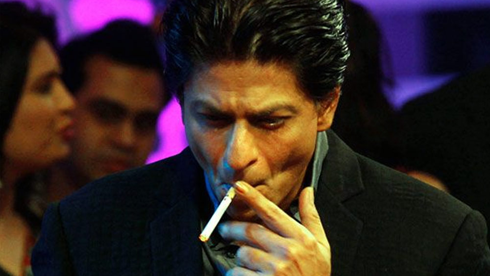 প্রথমেই উল্লেখ করতে হয় শাহরুখ খানের কথা। শাহরুখ নিজেই জানিয়েছেন, দিনে অন্তত চার প্যাকেট সিগারেট ছাড়া তিনি চলতে পারেন না। আব্রাহাম আসার পরে নাকি শাহরুখ ভেবেওছিলেন, তিনি সিগারেট আর মদ খাওয়া ছেড়েই দেবেন। কিন্তু…। শুধু তাই নয় বিভিন্ন সময়ে ‘ধূমপান নিষেধ’ লেখা জায়গায় ধূমপান করে শাহরুখ ধরাও পড়েছেন।