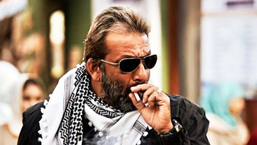 এর পর সঞ্জয় দত্ত। তাঁর আত্মজীবনী পড়ে জানা যায়, কতটা প্রিয় নেশা ছিল তাঁর ধূমপান। পরবর্তীকালে অসুস্থতার কারণে তিনি যখন সমস্ত ধরনের নেশা বন্ধ করতে বাধ্য হন। তখন সঞ্জয় বলেন, ‘‘আমি এক বার যদি ধূমপান শুরু করি, তা হলে আমি শেষ হয়ে যাব।”