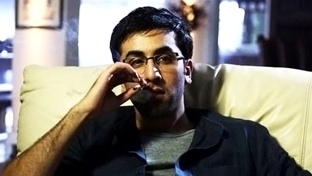 দেরিতে হলেও সঞ্জয় দত্ত বুঝেছিলেন। কিন্তু কপূর পরিবারের নায়ক রণবীর কপূর এই বিষয়ে সিদ্ধহস্ত। প্রকাশ ঝায়ের ‘রাজনীতি’ ছবিতে কাজ করার সময় রীতিমতো বিরক্ত হয়েছিলেন পরিচালক। বলেছিলেন, “রণবীরকে একটা লম্বা দৃশ্যে শ্যুট করানো খুব শক্ত। থেকে থেকেই সিগারেট খাওয়ার জন্য ছাড়তে হত।” স্বভাবে প্রিয় হলেও নেশার কারণে রণবীর মাঝে মাঝে ইন্ডাস্ট্রির অপ্রিয় হয়ে ওঠেন।