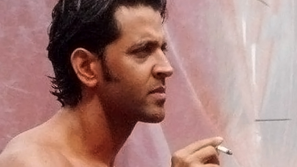 হৃতিক রোশন ইন্ডাস্ট্রির গ্রিক দেবতা। তাঁর নাচে মুগ্ধ আপামর দুনিয়া। কিন্তু তাঁর এক টানা সুখটানে বিরক্ত ইন্ডাস্ট্রি। কারওর কথা তো তিনি মানেনই না, উপরন্তু শ্যুট চলার সময় তাঁর নিয়ত ধূমপান প্রযোজক সংস্থার বিরক্তির কারণ হয়ে ওঠে।