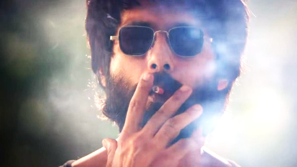 ধূমপানের চেয়ে প্রেম বড়, দেখিয়ে দিয়েছেন শাহিদ কপূর। এক সময় মিনিটে মিনিটে ধূমপান করা শাহিদ স্ত্রী মীরা রাজপুতের জোরাজুরিতেই ধূমপান বন্ধ করে দেন।