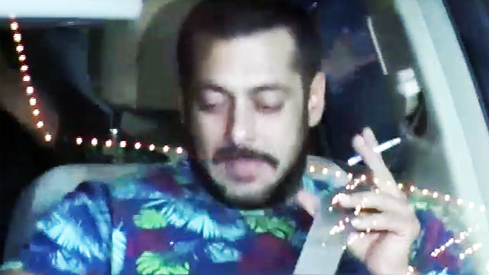 অতিরিক্ত ধূমপান করে চুলবুল পাণ্ডেও বিপদে পড়েছিলেন। পরিস্থিতি এমন হয়, যে সলমন খানের চোয়ালে অস্ত্রোপচার হয়। কিন্তু নেশা কি তাতেও ছাড়ে? সলমন ধূমপান কমিয়ে ফেলতে বাধ্য হন। মাঝে মাঝে পরিস্থিতি এমন হয়, তিনি জিভে সিগারেট রেখে, না জ্বালিয়ে খানিক ক্ষণ মুখে রেখে সেটা ফেলে দেওয়ার অভ্যাস করেন। ধূমপান এমনই নেশা! ছাড়ালেও ছাড়ে না।