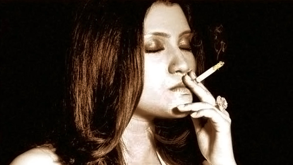 ধূমপানের নেশা এমন যে, অন্তঃসত্ত্বা অবস্থায় ধূমপানের জন্য তাঁকে হাসপাতালে ভর্তি হতে হয়। অনেক বার চেয়েছেন নেশা ছাড়তে। কিন্তু পারেননি। কঙ্কনা সেন শর্মা কি নেশার জালে বন্দি?