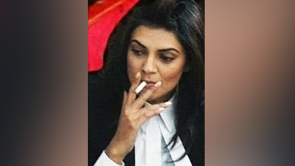 ইন্ডাস্ট্রিতে আসার পর সিগারেটই তাঁর প্রিয় বন্ধু। কোনও ভাবেই এই নেশা থেকে নিজেকে দূরে রাখতে চেষ্টা করেননি সুস্মিতা সেন।