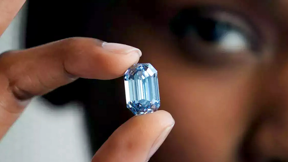 যত হিরে সংস্থাটি পরীক্ষা করে তার মধ্যে কেবল ১ শতাংশ হিরে এই তকমা পায় বলে খবর সংস্থা সূত্রে। নিলামকারী সংস্থার দাবি এ যাবৎ এই ধরনের যত হিরে তাঁরা নিলাম করেছে তার মধ্যে শুধু ৫টি হিরে ১০ ক্যারাটের বেশি ছিল। কিন্তু ১৫ ক্যারাটের বেশি ওজনের নীল হিরে এই প্রথম।