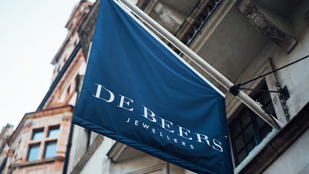 শুধু হিরেটি নয়, সে সংস্থা হিরেটি বাজারে এনেছে সেই ডি বিয়ার্স নামক সংস্থাটিও কিন্তু কম বর্ণময় নয়। ডি বিয়ার্স সংস্থাটির জন্ম ১৮৮৭-৮৮ সালে। ব্রিটিশ রাজনীতিবিদ সেশিল জন রোডস এই সংস্থার প্রতিষ্ঠাতা।