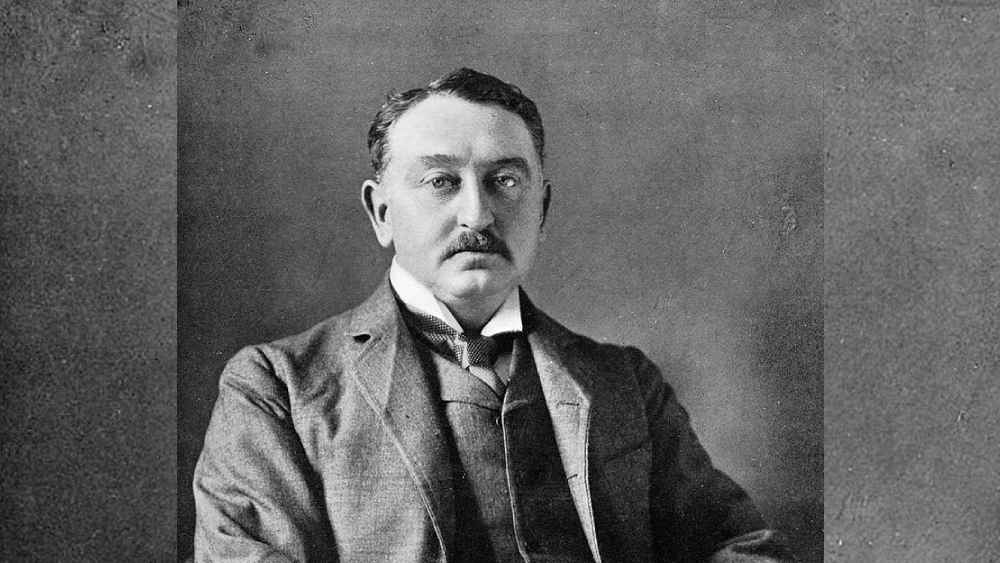 সেশিল রোডস সাহেব ছিলেন ব্রিটিশ সাম্রাজ্যবাদী। ইস্ট ইন্ডিয়া কোম্পানি যে ভাবে ভারত দখল করেছিল, তেমনই রোডসের ‘ব্রিটিশ সাউদ আফ্রিকা কোম্পানি’ আফ্রিকার বিস্তীর্ণ অঞ্চলে উপনিবেশ স্থাপন করে। গোটা অঞ্চলটির নাম রাখা হয় ‘রোডেসিয়া’। স্থানটিকে এখন আমরা চিনি জিম্বাবোয়ে ও জাম্বিয়া নামে। তৎকালীন আফ্রিকার দক্ষিণ প্রান্তের ব্রিটিশ উপনিবেশ কেপ কলোনির প্রধানমন্ত্রীও হন রোডস।