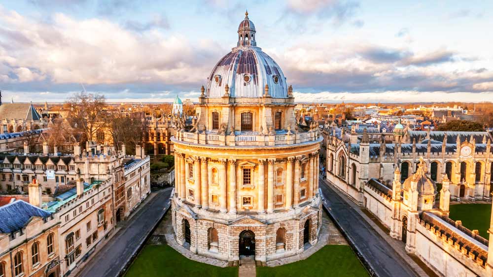 শিক্ষাক্ষেত্রে পৃথিবীর অন্যতম সম্মানীয় বৃত্তি, রোডস স্কলারশিপও শুরু করেন তিনিই। জাতি হিসেবে ইংরেজদের শ্রেষ্ঠত্বে বিশ্বাস ছিল তাঁর। তাই বিশ্ব জুড়ে ইংরেজি ভাষার প্রসার ও প্রচারের জন্য এই বৃত্তি চালু করেন তিনি। আজও অক্সফোর্ড বিশ্ববিদ্যালয়ের তত্তাবধানে এই স্কলারশিপ বন্টন করা হয়।