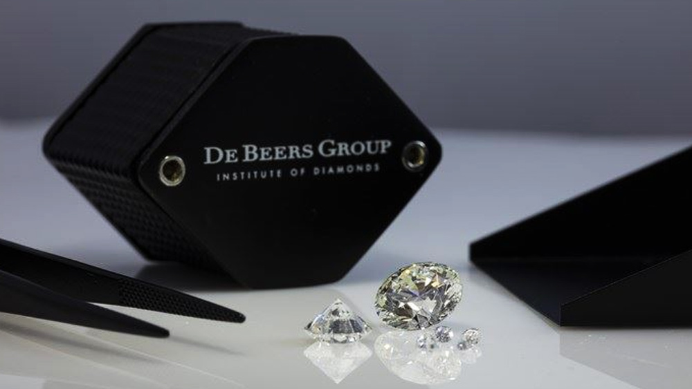 জন্মলগ্ন থেকে গত শতাব্দীর নব্বইয়ের দশক পর্যন্ত, প্রায় একশো বছর ধরে গোটা বিশ্বের হিরে উত্তোলন ও বিক্রয়ের দুনিয়ায় একাধিপত্য ছিল ডি বিয়ার্সের। বিশ্বের সব ধরনের হিরে ক্রয়-বিক্রয়ের প্রায় ৮৫ শতাংশই হত এই সংস্থার হাত ধরে।