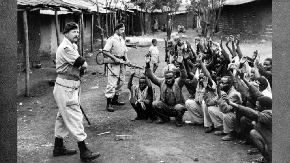 বাণিজ্যের একাধিপত্য ধরে রাখতে ‘অনৈতিক’ কর্মকাণ্ডে লিপ্ত হওয়ার অভিযোগও ওঠে ব্রিটিশ সংস্থাটির বিরুদ্ধে। আফ্রিকার একাধিক স্থানে দীর্ঘ দিন ধরে ব্রিটিশ উপনিবেশ ছিল। যে ভাবে ইস্ট ইন্ডিয়া কোম্পানি ভারত থেকে ধন-সম্পদ লুঠ করে, অনেকের অভিযোগ ঠিক তেমন ভাবেই এই সংস্থা আফ্রিকার হিরে লুঠ করে।