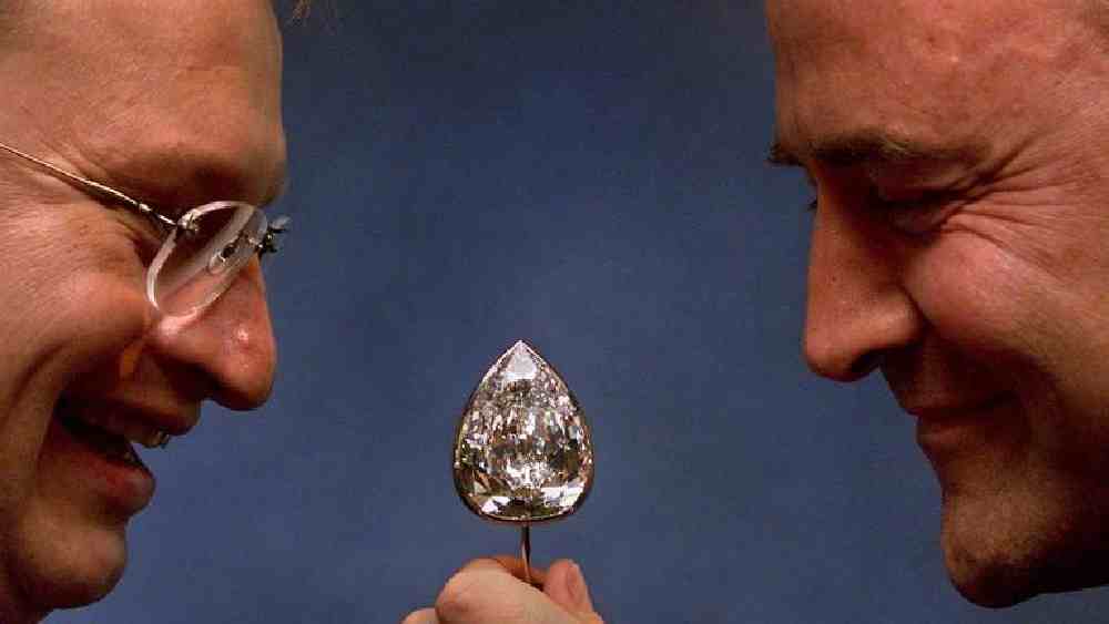 অভিযোগ ওঠে এই জঙ্গি নেতাদের থেকে হিরে কেনে ডি বিয়ার্স। সরকারি ভাবে সংস্থাটি এই কথা স্বীকার না করলেও নব্বইয়ের দশকে ডি বিয়ারস ৭৭৭ ক্যারেটের বিশাল একটি হিরে কেনে। বিখ্যাত এই হিরেটির নাম ‘মিলেনিয়াম স্টার’। জানা যায় এটি ছিল যুদ্ধ বিধ্বস্ত কঙ্গো থেকে প্রাপ্ত একটি হিরে।