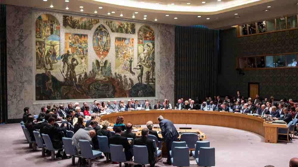 বিংশ শতকের শুরুতে এই ধরনের হিরে কেনা-বেচা নিয়ে প্রবল সমালোচনা শুরু আন্তর্জাতিক মহলে। শেষ পর্যন্ত জাতিসঙ্ঘ ও একাধিক আন্তর্জাতিক মানবাধিকার সংস্থার চেষ্টার ফলে এই ধরনের হিরে কেনা-বেচা নিষিদ্ধ হয়। ডি বিয়ার্স কর্তৃপক্ষের অবশ্য দাবি, এই ধরনের কোনও হিরে এখন তারা ক্রয়-বিক্রয় করে না।