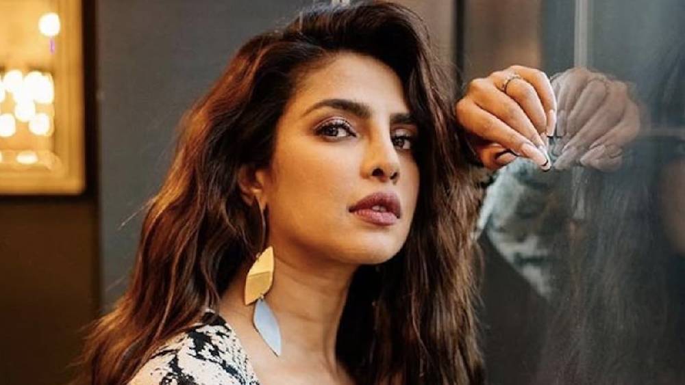 ৪০ বছর বয়সেও প্রিয়ঙ্কার এই ঈর্ষণীয় চেহারার রহস্য জানতে মরিয়া তাঁর অনুগামীরা। 