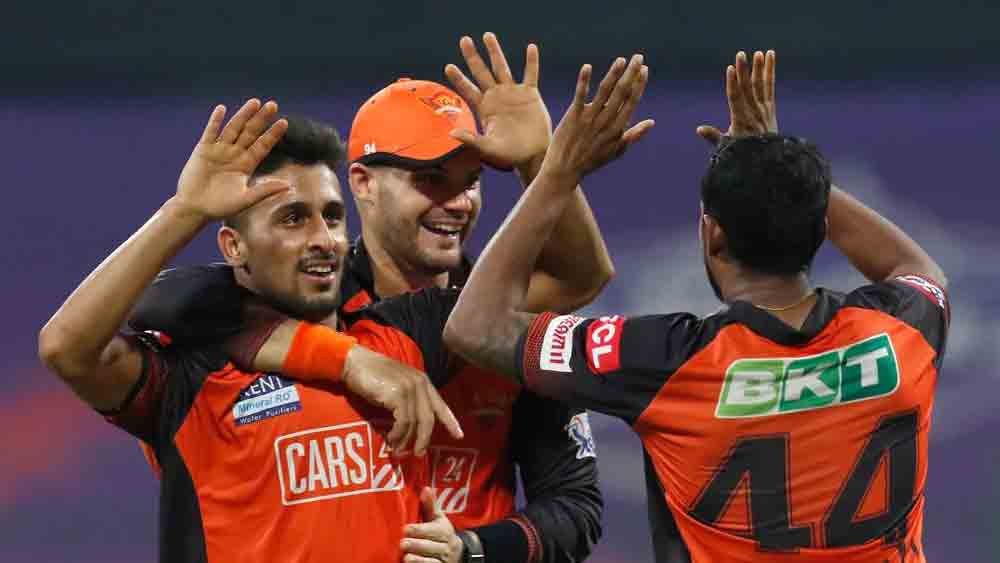 চার ওভারের মধ্যে প্রথম ওভারটি উমরান করেন ইনিংসের অষ্টম ওভারে। ৭.২ ওভারে শুভমন গিলকে ফেরান উমরান। ভারতের তরুণ ওপেনারের স্টাম্প উড়িয়ে দেন তিনি।