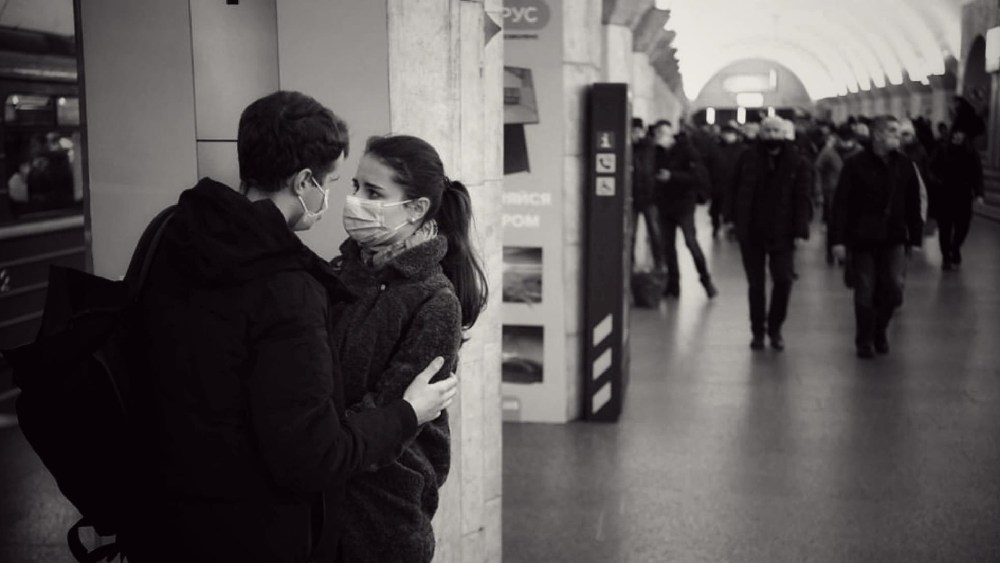 সম্প্রতি ইউক্রেনের এক যুগলের ছবি ভাইরাল হয় নেটমাধ্যমে। ছবিতে দেখা যায়, পরস্পরের দিকে তাকিয়ে দাঁড়িয়ে আছেন তাঁরা। তরুণীর চোখে মুখে ভয়, উদ্বেগের ছাপ স্পষ্ট। তার চেয়েও বেশি মূর্ত, সঙ্গীর সঙ্গে আসন্ন বিচ্ছেদের যন্ত্রণা। ছবিতে তরুণের মুখ দেখা না গেলেও, তরুণীকে আগলে রাখার ধরন দেখে স্পষ্ট যে, ভালবাসার মানুষটির প্রতি তাঁর টান এক ইঞ্চিও কম নয়। কিন্তু ছেড়ে যেতেই হবে তাঁকে।