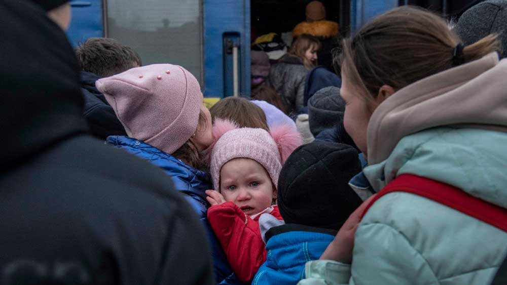 দ্বিতীয় বিশ্বযুদ্ধের পটভূমিতে আধারিত ‘ক্যাপ্টেন কোরেলি'জ ম্যান্ডোলিন’ ছবিতেও ধরা পড়েছে এমন ছবি। প্রেমিকাকে ছেড়ে যেতে হচ্ছে যুদ্ধে। তার আগে সেই প্রেমিকার সঙ্গে ঘনিষ্ঠ মুহূর্ত কাটানোর দৃশ্যপট আঁকা হয়েছে এই ছবিতে। কখনও প্রিয়তমা, কখনও বা সন্তানকে ছেড়ে যেতে হচ্ছে ওঁদের।