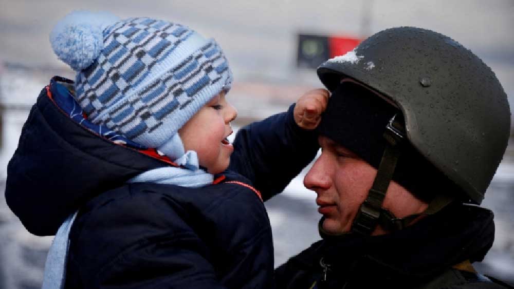 এ রকমই একাধিক ছবি প্রকাশ্যে এনেছে সংবাদ সংস্থা রয়টার্স। যেখানে দেখা যাচ্ছে, প্রেমিককে প্রেমিকার, সন্তানের বাবা-মাকে ছেড়ে যাওয়ার কিছু করুণ ছবি। প্রথম ছবিটি এক শিশুর। যে তার বাবা-মাকে ছেড়ে যাচ্ছে। নিজের জন্মভূমি, পরিবার, পরিজন ছেড়ে যাওয়ার আগে বাসের জানালার বাইরে থেকে দেখা যাচ্ছে তাকে।