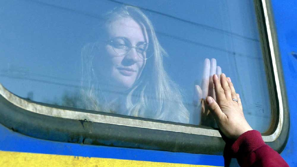 যুদ্ধের চেয়ে ভালবাসার ওজন যে অনেক বেশি, সে কথা আবারও প্রমাণ করে দিল ইউক্রেনের এই ছবি।