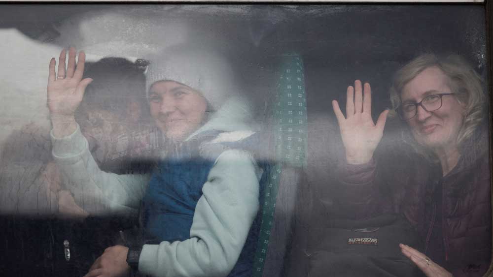 দেশ ছাড়ার জন্য ট্রেনে ওঠার পর প্রিয়জনকে বিদায় জানানো। বিশ্বের সব দেশেই বিদায়মুহূর্তের ছবি কি একই রকম?