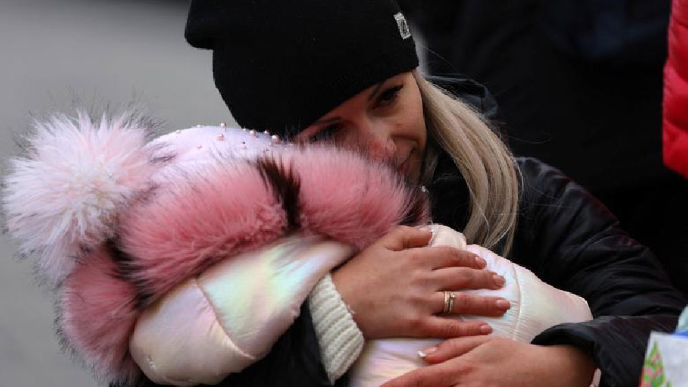 প্রথমে রাশিয়া দাবি করেছিল, পূর্ব ইউক্রেনে সীমাবদ্ধ থাকবে তাদের সামরিক অভিযান৷ কিন্তু এক দিনের মধ্যেই রুশ সেনা পূর্ব ইউক্রেন পেরিয়ে রাজধানী কিভের কাছাকাছি পৌঁছে যায়৷ রাজধানী দখল করতে না পারলেও মারিয়ুপোল দখল করে। একাধিক মানব করিডর করে সাধারণ মানুষকে সরানো হয়েছে। বিদায় মুহূর্তের তেমনই এক ছবি।