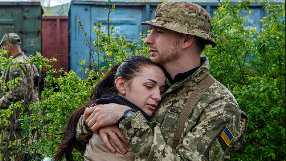‘সেন্ড অফ’! বিদায় জানানোর দৃশ্যটি কবিতার মতোই।  ইউক্রেনের রাজধানী কিভ যেন এক সন্ত্রস্ত শহর। রুশ ক্ষেপণাস্ত্র থেকে বাঁচতে মানুষ আশ্রয় নিচ্ছেন মাটির নীচে মেট্রো স্টেশনে। আতঙ্কের সেই ছবি দেখছেন সারা বিশ্বের মানুষ। তারই মাঝে উজ্জ্বল এক টুকরো ভালবাসা! যোদ্ধা প্রেমিককে বিদায় জানাচ্ছেন তাঁর প্রেমিকা।