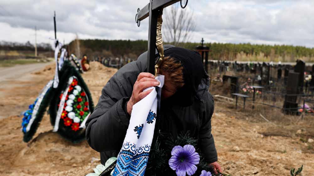 ৬৪ দিনের যুদ্ধে প্রাণ গিয়েছে সেনা ছাড়াও বহু সাধারণ নাগরিকের। রুশ ক্ষেপণাস্ত্র হানা দিয়েছে ইউক্রেনের একের পর এক শহরে। তার আঘাতে প্রাণ হারিয়েছেন নিকটজন। সমাধিক্ষেত্রে কান্না।