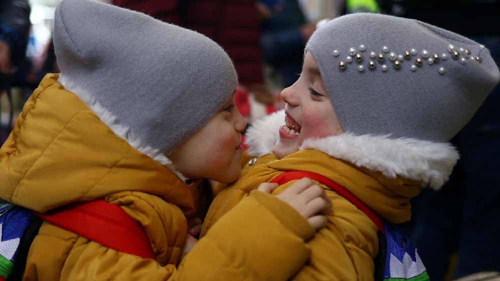 দেশ ছাড়তে হচ্ছে। দেশ ছাড়ার অভিঘাত কী, তা কি বোঝে কচিকাঁচারা? 