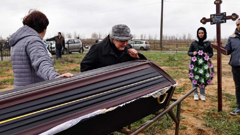 ইউক্রেনের পরিস্থিতি এমনই যে, সেখানে রুশ বোমায় নিহত ব্যক্তিদের সমাধিস্থ করার জন্য অনেক সময় খুব বেশি মানুষকেও পাওয়া যাচ্ছে না। বৃদ্ধ আত্মীয়কে এগিয়ে আসতে হয়েছে।