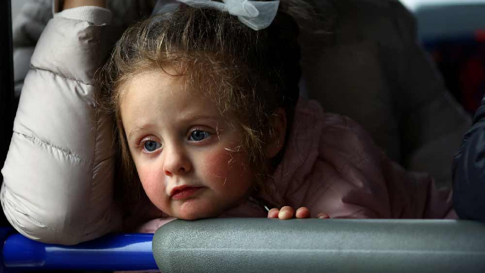 উদাস। ইউক্রেন ছাড়ার সময় কী ভাবছে ছোট্ট শিশুটি? কবে ফিরতে পারবে, তার উত্তর তো বড়দের কাছেই নেই।