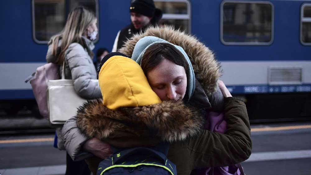 পশ্চিম ইউক্রেনের শহর লভিভ। যে শহরে কান পাতলেই শোনা যায় বোমারু বিমান উড়ে যাওয়ার শব্দ। থেকে থেকেই বেজে ওঠে সতকর্তামূলক সাইরেন। এই মাসে দুয়েকে যে শহর দেখে নিয়েছে অনেক কিছু— বিচ্ছেদের যন্ত্রণা, মৃত্যুর হাহাকার, নষ্ট শৈশব। সন্তানই এক মাত্র সম্বল। প্রিয়জনকে বিদায় জানিয়ে ভিন্‌দেশে চললেন এই মহিলা।