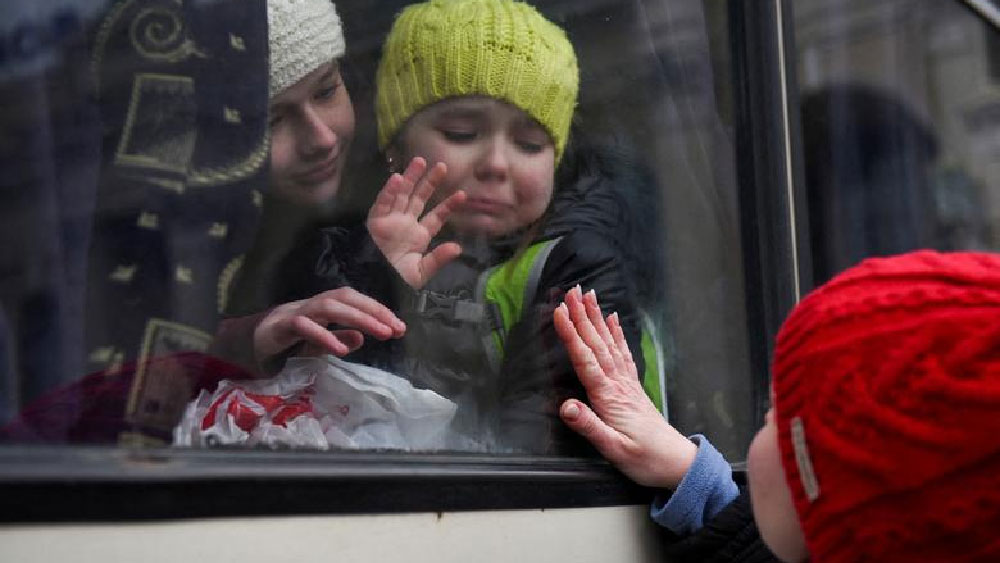 মানব করিডর দিয়ে পালাতে হবে। শিশু ও তার মাকে বাসে তুলে দেওয়া হয়েছে। এ বার বিদায় জানানোর পালা।
