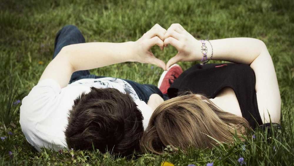 ক্রমশ চড়ছে তাপমাত্রার পারদ। বাড়ছে অস্বস্তি। বৃষ্টির নামগন্ধ নেই। হাওয়া দফতর জানাচ্ছে, গরম বাড়বে বই কমবে না। গনগনে রোদে বাড়ি থেকে বেরোতেও মন চাইছে না। তাই বলে বাইরের তাপ কি গনগনে ভালবাসার উত্তাপ কমাতে পারে?