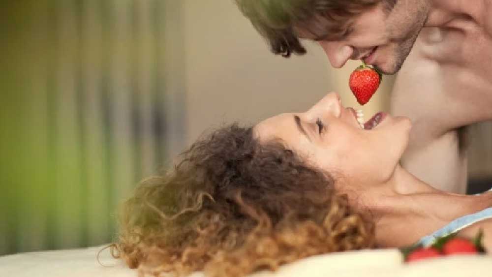 শীতকালে সব সময় একটা মনখারাপ ঘিরে থাকে। অবসাদ সঙ্গী হয় নিত্যদিনের। এর কারণ লুকিয়ে আছে প্রকৃতিতেই। কারণ শীতে সূর্যের আলো কম সময় থাকে। তাড়াতাড়ি সূর্য ডুবে যায়। গ্রীষ্মে ঠিক উল্টোটা হয়। সূর্যের আলো বেশি ক্ষণ থাকে। সূর্যের আলোয় সেরাটোনিন হরমোন বেশি ক্ষরণ হয়।