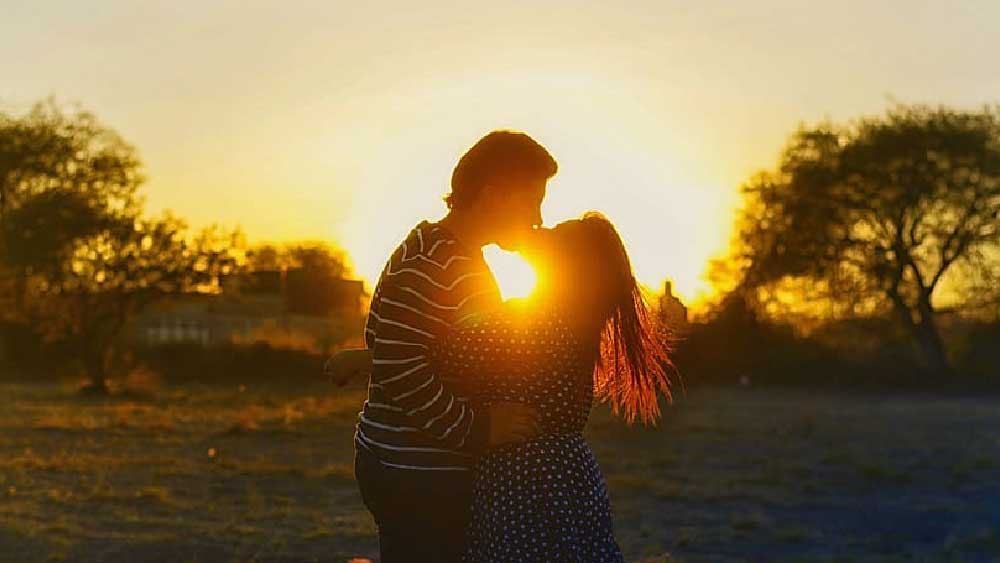 মানসিক ও শারীরিক প্রশান্তির বীজ লুকিয়ে থাকে সেরাটোনিন হরমোনে। ইংরেজিতে এই হরমোনকে ‘ফিল গুড’ হরমোন বলে। এই হরমোনের ক্ষরণে আনন্দে থাকে মন ও শরীর। গ্রীষ্মেও শারীরিক ঘনিষ্ঠতা মানসিক তৃপ্তি দেয়।