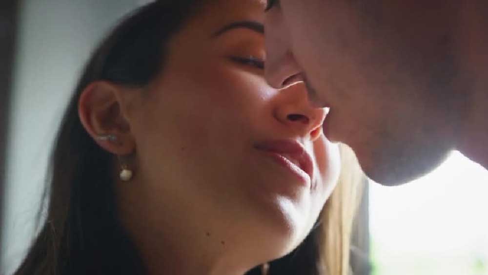 গরমে অস্বস্তি থাকবে এটা খুব সাধারণ বিষয়। তাই বলে ভালবাসাতে তার প্রভাব পড়বে কেন? মনে রাখবেন, আবহাওয়া যেন শারীরিক ঘনিষ্ঠতার অন্তরায় হয়ে না দাঁড়ায়।