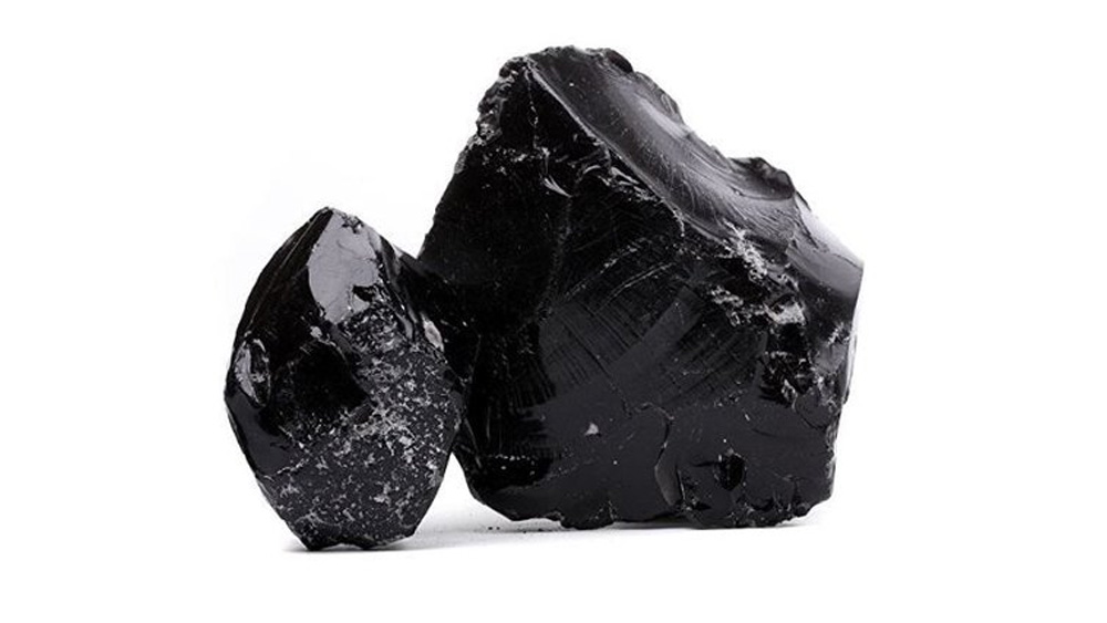 শিলাজিৎকে কখনও কখনও খনিজের নির্যাস বা রজন হিসেবেও উল্লেখ করা হয়। তবে তা সঠিক নয়। আলকাতরার মতো চটচটে হলেও এই পদার্থ জলে সহজেই গুলে যায়।