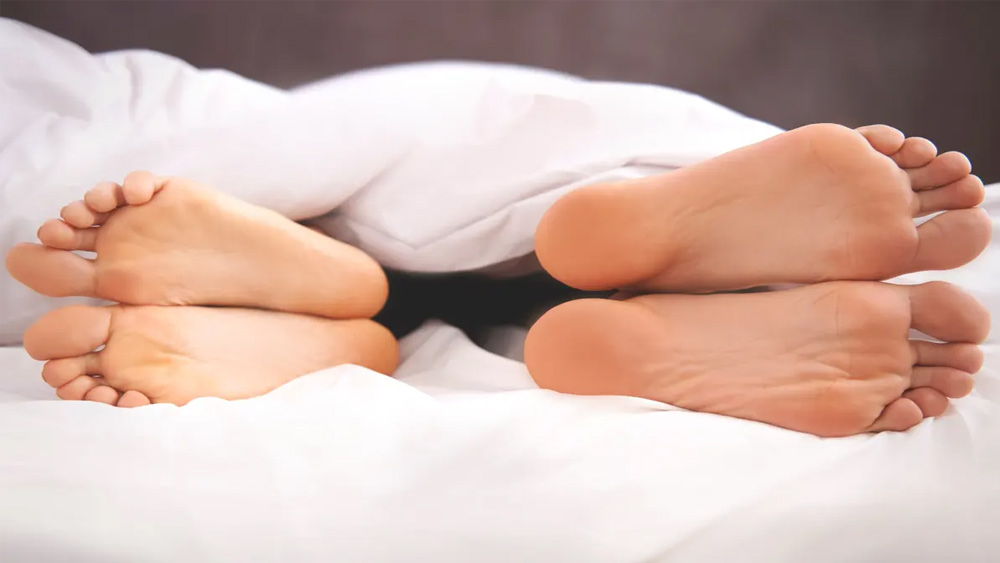 অনেক পুরুষেরই শরীরে যৌন হরমোন টেস্টোস্টেরনের মাত্রা তুলনামূলক ভাবে কম থাকে। এর ফলে পুরুষদের মধ্যে— কম যৌন চাহিদা, চুল পড়া, পেশি ভর হ্রাস পাওয়া, ক্লান্তি, শরীরে চর্বির পরিমাণ বৃদ্ধির মতো লক্ষণগুলি দেখতে পাওয়া যায়।