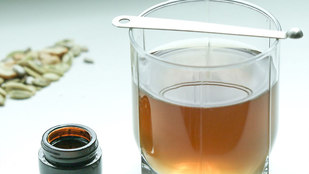 শিলাজিৎ ফুলভিক অ্যাসিড সমৃদ্ধ। ফুলভিক অ্যাসিড শক্তিশালী অ্যান্টিঅক্সিড্যান্ট। তাই শিলাজিতের নিয়মিত ব্যবহারের ফলে বার্ধক্য দেরিতে আসে বলেও দাবি করেন অনেকে।