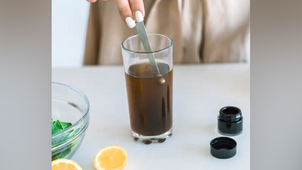 বাজারে শিলাজিৎ তরল এবং গুঁড়ো অবস্থায় পাওয়া যায়। দুধ বা জলে মিশিয়ে খাওয়া যেতে পারে এটি। তবে নিজে থেকে একদমই শিলাজিৎ খেতে যাবেন না। শিলাজিৎ খাওয়ার আগে অবশ্যই চিকিৎসকের পরামর্শ নিন। চিকিৎসক সবুজ সঙ্কেত দিলেই তবেই এটি খাওয়ার কথা ভাবুন।