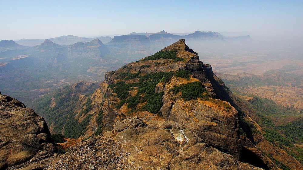 মহারাষ্ট্রের আহমদনগর জেলার মলসেজ ঘাটে প্রায় ৪,৬৭০ ফুট উচ্চতায় অবস্থিত হরিশচন্দ্রগড়ের প্রাচীন পার্বত্য দুর্গ একটি ঐতিহাসিক ভান্ডার।