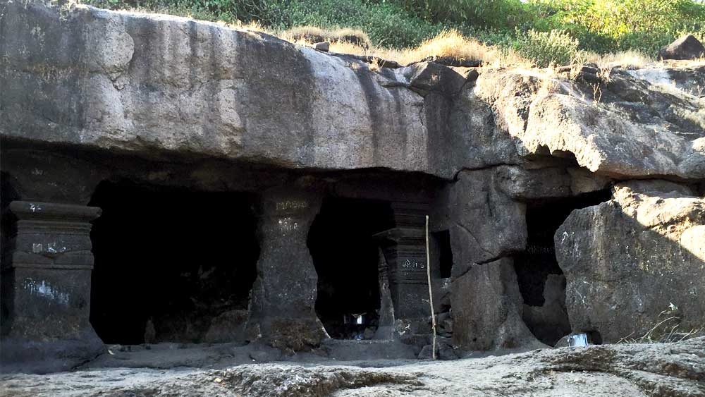 স্থানীয়দের মতে, ষষ্ঠ শতকে কালাচুরি রাজবংশ এই দুর্গটি তৈরি করে। তবে হরিশচন্দ্রগড় দুর্গের গুহাগুলি একাদশ শতকে খোদাই করা হয়েছিল বলেই মনে করা হয়।