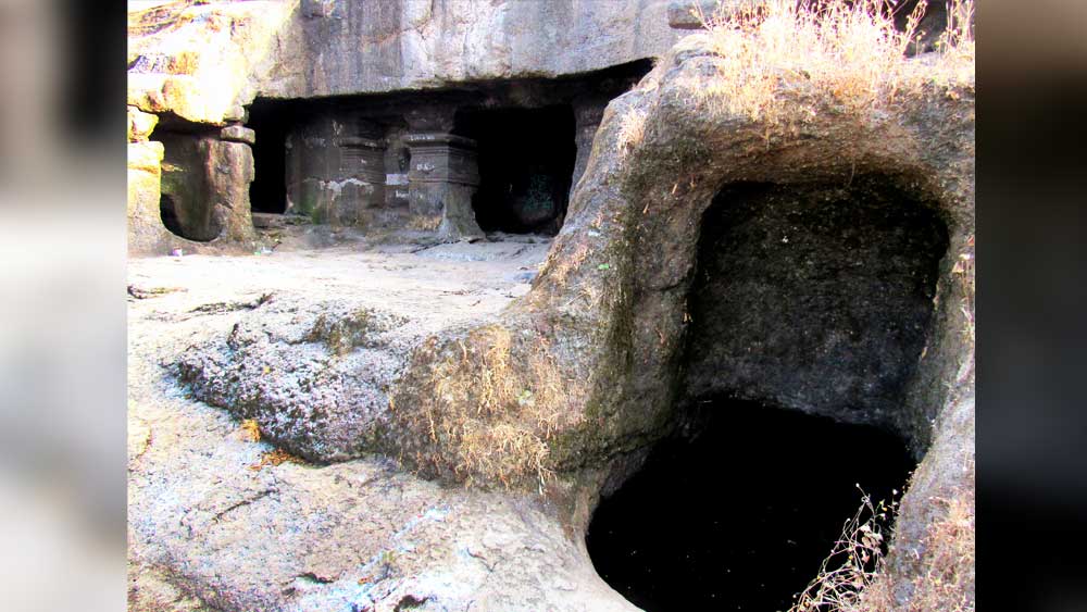 মহাঋষি চাংদেব এই দুর্গের মন্দিরে গভীর ধ্যানে মগ্ন থাকতেন বলেও মনে করা হয়। চর্তুদশ শতকের বিখ্যাত পাণ্ডুলিপি ‘তত্ত্বসার’-এ এর উল্লেখ পাওয়া যায়। ষষ্ঠদশ শতকে এই দুর্গ মোগলদের নিয়ন্ত্রণে ছিল। তবে অষ্টাদশ শতকে মরাঠারা এই দুর্গ পুর্নদখল করেন।