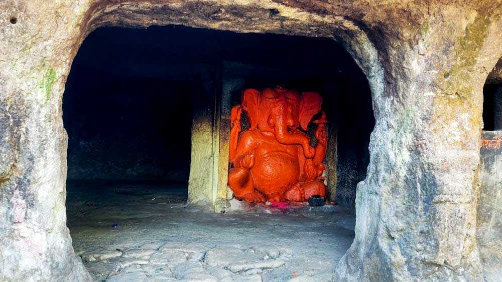 মনে করা হয় এই দুর্গে ছড়িয়ে ছিটিয়ে অনেকগুলি গুহা রয়েছে। তাদের মধ্যে মাত্র কয়েকটি খুঁজে পাওয়া গিয়েছে।