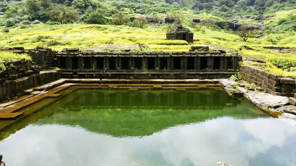 কেদারেশ্বর গুহার কাছে আছে হরিশচন্দ্রগড় মন্দির। মন্দিরের পূর্ব দিকে রয়েছে সপ্ততীর্থ পুষ্করিণী। স্থানীয়দের বিশ্বাস, এই পুকুরের জলে অসুস্থ মানুষকে সুস্থ করে তোলার আশ্চর্য ক্ষমতা আছে।