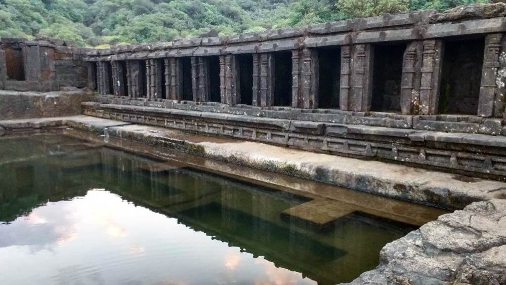 খোলা আকাশের নীচে থাকলেও গরমকালেও এই পুকুরের জল থাকে বরফের মতো ঠান্ডা।