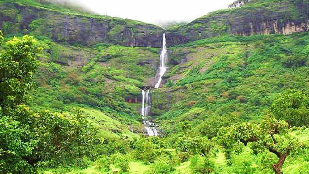 কেদারেশ্বর গুহায় খোদাই করা রয়েছে বহু ভাস্কর্য। বর্ষাকালে এই গুহার কাছে যাওয়া আরও কঠিন হয়ে পড়ে। গুহার সামনের রাস্তা দিয়ে জলের প্রবল স্রোত বয়ে যায়।