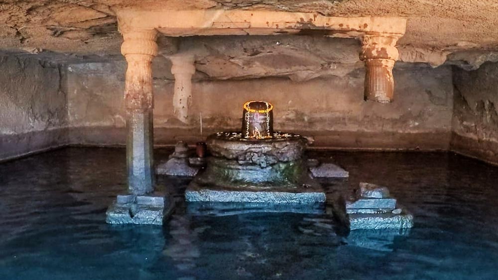 গুহার আরও এক আশ্চর্যের বিষয় হল, এই মন্দিরের চার দেওয়াল‌ কোনও ছিদ্র না থাকলেও এই দেওয়ালগুলি দিয়ে জল গুহার ভিতরে ঢোকে।