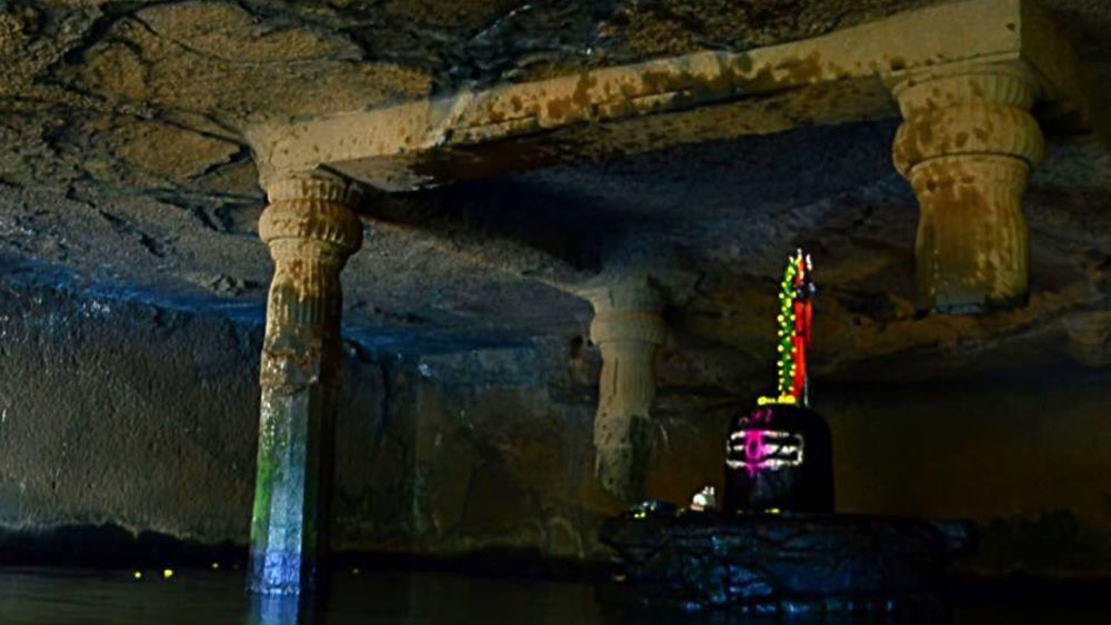 গুহার শিবলিঙ্গের উপরে রয়েছে একটি বিশাল শিলা। চার কোণে রয়েছে চারটি স্তম্ভ। তবে গুহা দাঁড়িয়ে একটিমাত্র স্তম্ভের উপর ভিত্তি করে। বাকি তিন স্তম্ভই নীচের দিকে ভাঙা।